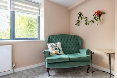 H2-Roof top-4 Bedrooms-Free Parking-Sleeps 7 Nature lodge in Bruton