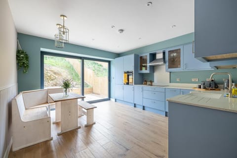 H2-Roof top-4 Bedrooms-Free Parking-Sleeps 7 Nature lodge in Bruton