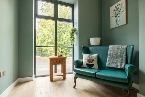 H2-Roof top-4 Bedrooms-Free Parking-Sleeps 7 Nature lodge in Bruton