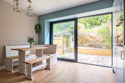 H2-Roof top-4 Bedrooms-Free Parking-Sleeps 7 Nature lodge in Bruton