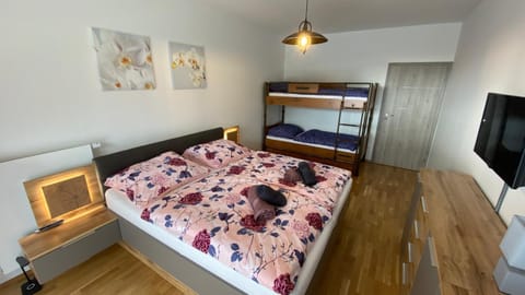 Bed, TV and multimedia, Photo of the whole room, Bedroom