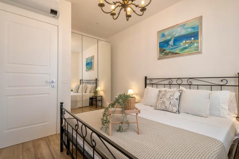 Bed, Photo of the whole room, Decorative detail, Bedroom, wardrobe, air conditioner
