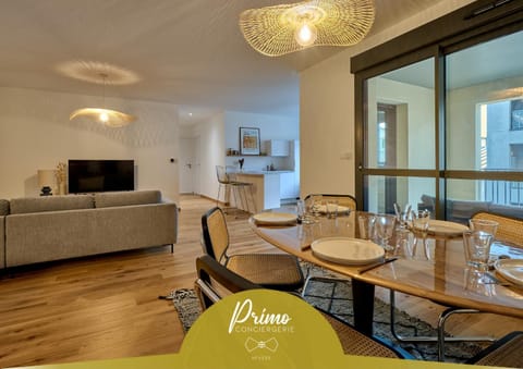 Communal lounge/ TV room, TV and multimedia, Living room, Seating area, Dining area, Evening entertainment