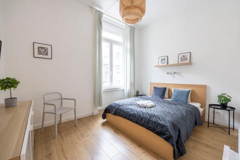 Bed, Photo of the whole room, Seating area, Bedroom