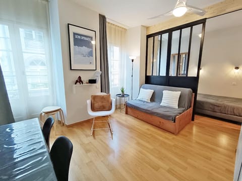 Bed, Living room