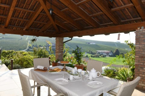Spring, Day, Natural landscape, Food and drinks, Dining area, Food, Mountain view