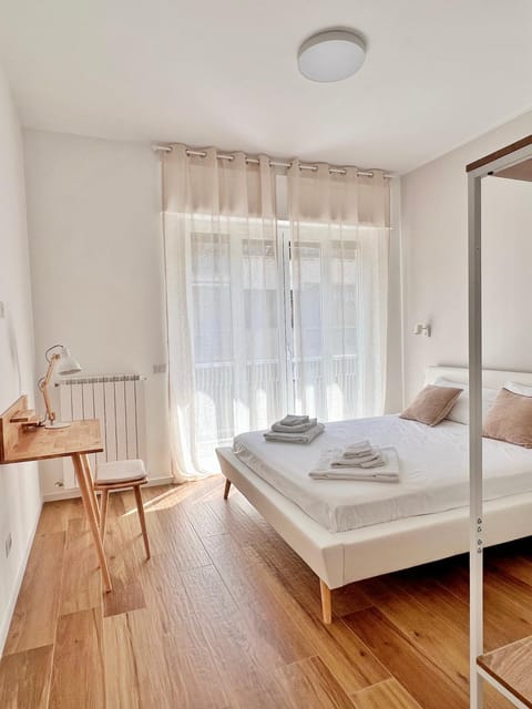 Photo of the whole room, Bedroom, towels