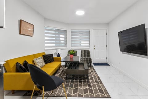 TV and multimedia, Living room, Seating area, Evening entertainment