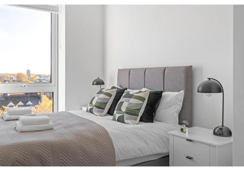 Bed, Bedroom, towels