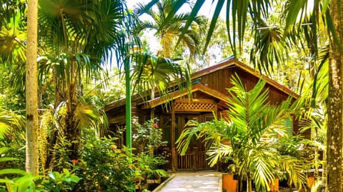 Property building, Facade/entrance, Garden