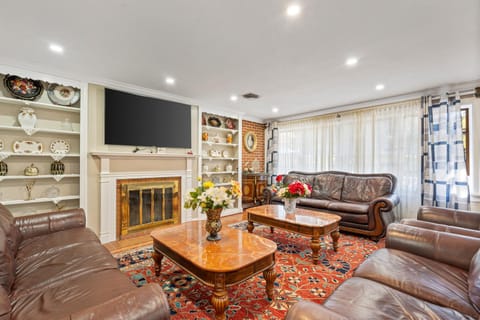 Communal lounge/ TV room, TV and multimedia, Living room, Seating area, Evening entertainment