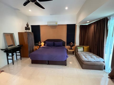 Bed, Photo of the whole room, fireplace, air conditioner