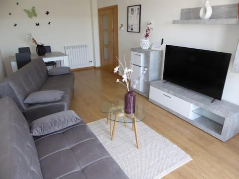 Communal lounge/ TV room, TV and multimedia, Living room, Seating area, Evening entertainment