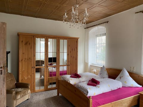 Bed, TV and multimedia, Living room, Photo of the whole room, Seating area, Bedroom, wardrobe