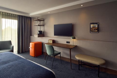 Bed, TV and multimedia, Seating area, Bedroom