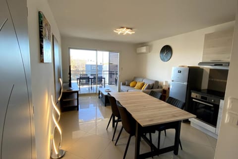 Kitchen or kitchenette, Living room, Dining area, oven