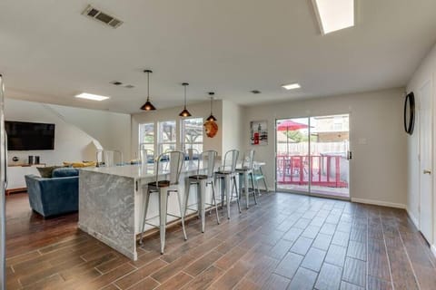 Top-Notch 5BR 2,5BA Holiday Villa with Pool House in Grand Prairie