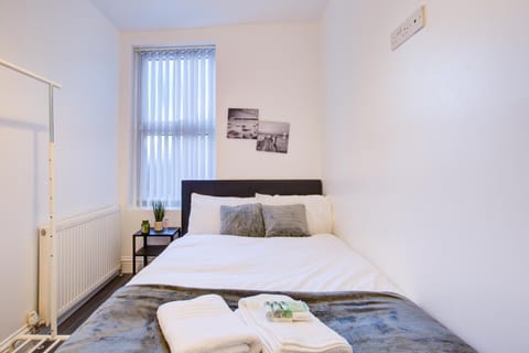 Modern 5 Bed House with Parking Apartment in Colchester