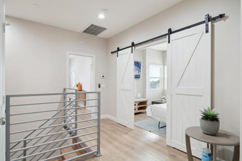 Amazing Value with High Comfort, 14 Guests for 4BR by Disneyland, Beaches, Rodeo 39 & More House in Midway City