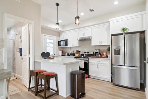 Amazing Value with High Comfort, 14 Guests for 4BR by Disneyland, Beaches, Rodeo 39 & More House in Midway City