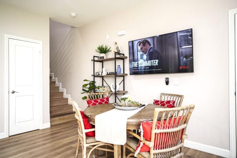 Amazing Value with High Comfort, 14 Guests for 4BR by Disneyland, Beaches, Rodeo 39 & More House in Midway City