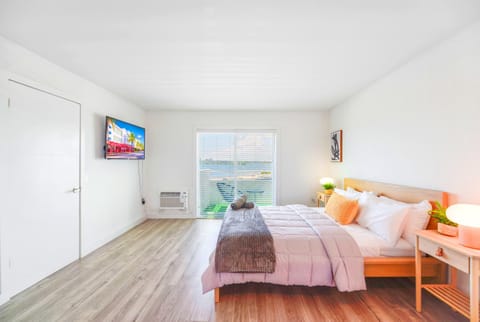 Bed, TV and multimedia, Bedroom, towels