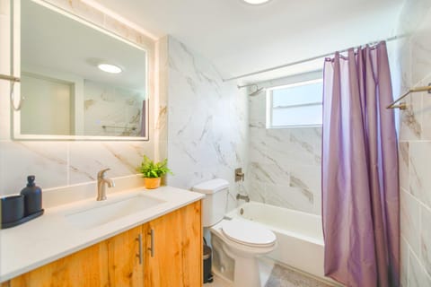 Shower, Toilet, Bathroom, Bath, towels