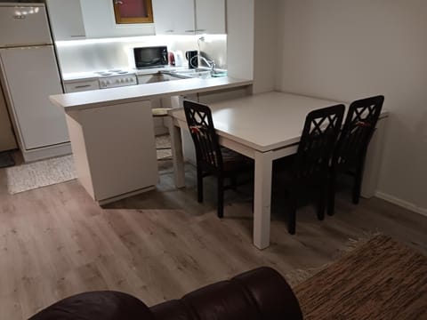Kitchen or kitchenette, Dining area
