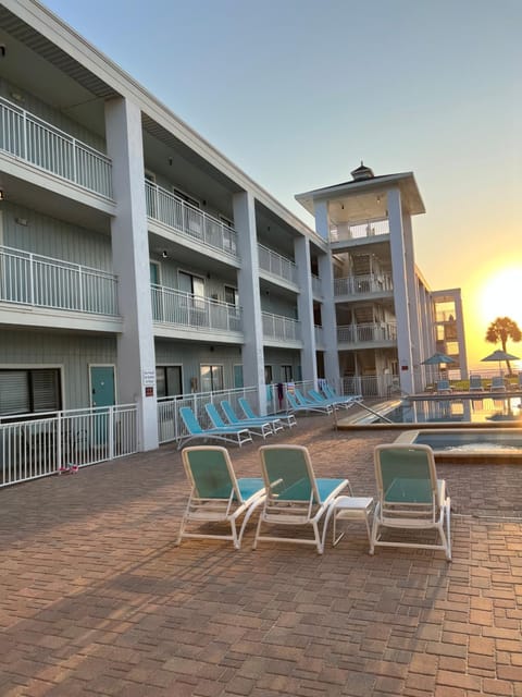 Swimming pool, sunbed
