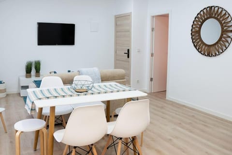 TV and multimedia, Living room, Seating area, Dining area