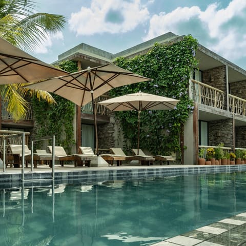 Swimming pool, sunbed