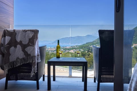 View (from property/room), Balcony/Terrace, Seating area, Dining area, City view, Sea view