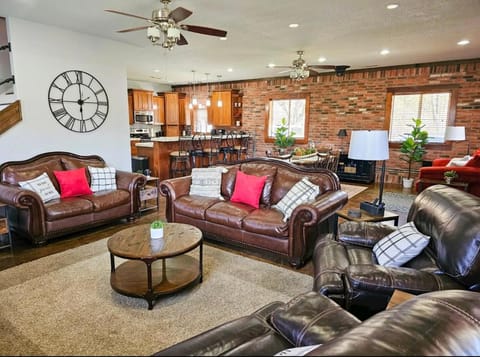 TV and multimedia, Living room, Seating area, fireplace