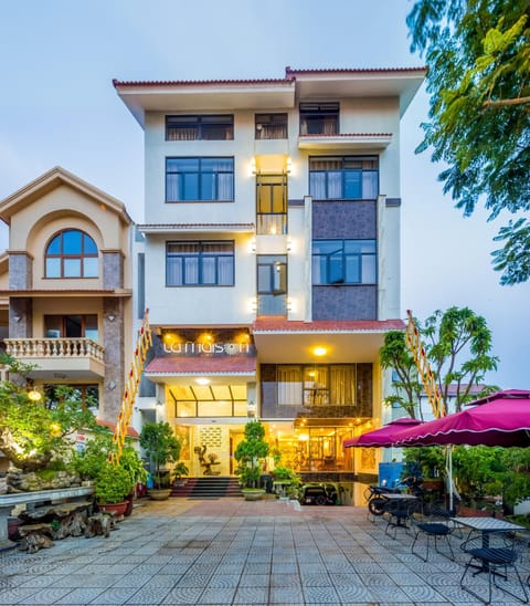 Property building, Facade/entrance, Garden
