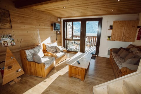 Natural landscape, TV and multimedia, Living room