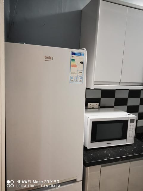 Kitchen or kitchenette, minibar