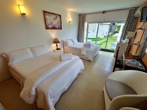 Photo of the whole room, Pool view