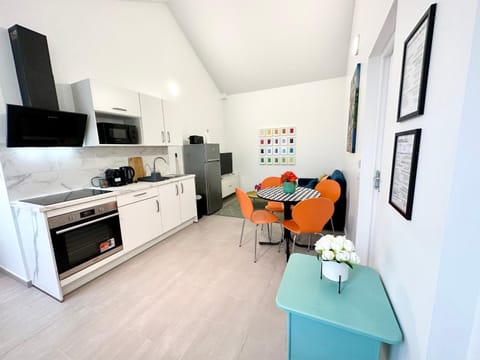 Coffee/tea facilities, Kitchen or kitchenette, Living room, Seating area, oven, stove, stove, kitchen, kitchen