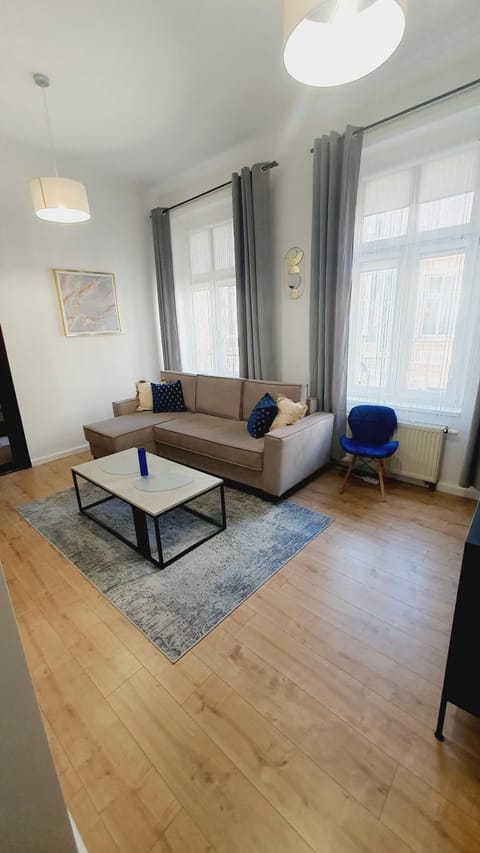 TV and multimedia, Living room, Street view