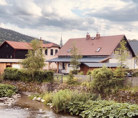 Property building, Neighbourhood, Natural landscape, Garden, Balcony/Terrace, River view