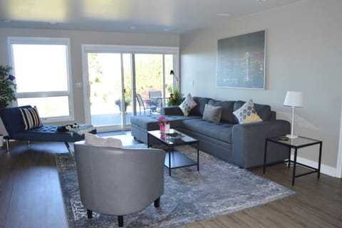 1-Bedroom Seaview Guesthouse on Seattle Luxury Estate with Views of Olympic Mountains Apartment in Seattle
