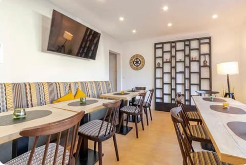 Living room, Banquet/Function facilities, Seating area, Food