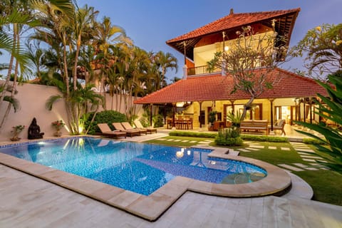 Property building, Garden, Pool view, Swimming pool, sunbed