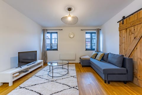 Communal lounge/ TV room, TV and multimedia, Living room, Seating area, Evening entertainment