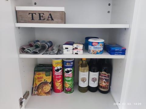 Restaurant/places to eat, Coffee/tea facilities, Lounge or bar, Food and drinks, Food, oven