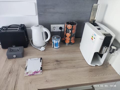 Restaurant/places to eat, Coffee/tea facilities, Kitchen or kitchenette, Lounge or bar, oven, toaster