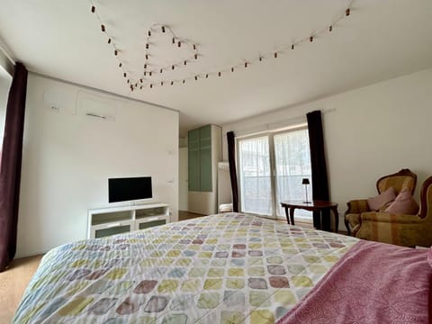 Bed, Photo of the whole room, Evening entertainment, Bedroom