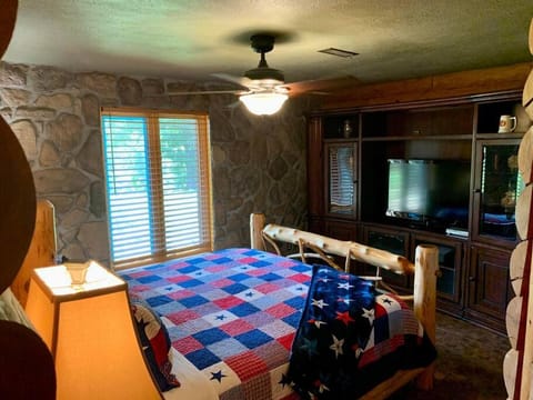 Bed, TV and multimedia, Bedroom