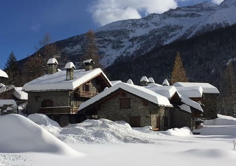 Property building, Day, Natural landscape, Winter, Mountain view