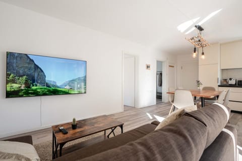 Communal lounge/ TV room, TV and multimedia, Living room, Seating area, Evening entertainment